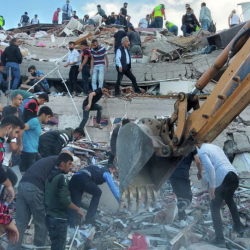 ВИДЕО - Түркияда күчү 6,6 баллга жеткен жер титиреп, имараттар урады