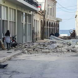 Грецияда жер титиреп, 20 адам жаракат алды