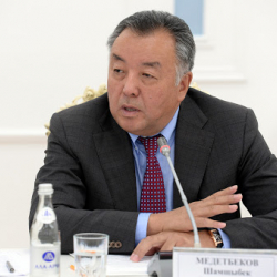 Медетбеков Конституциялык реформа жөнүндө: Элге тандоо мүмкүнчүлүгүн бериш керек
