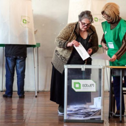 Бүгүн Грузияда парламенттик шайлоо өтүп жатат