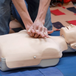 СҮРӨТ -  Милициянын кайгуул кызматына талапкер угуучуларга алгачкы медициналык жардам көрсөтүү боюнча сабак өттү