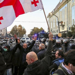 Грузияда шайлоонун жыйынтыктарына нааразы болгон оппозиция өкүлдөрү митингге чыкты