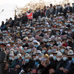 Султангазиев: «Саламаттык сактоо министрлиги элдин топтолушуна, той өткөрүүгө тыюу салып жатса, чоңдор элди чогултуп жатканы туура эмес»