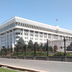 Ак үйдө оңдоп-түзөө иштери башталып, ага 70 депутат акчалай жардам бергени айтылды