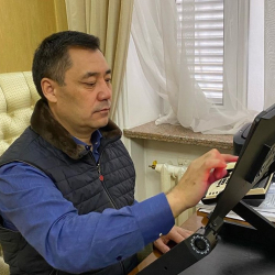 Садыр Жапаров көп талкуу жараткан кийимдеринин баасы тууралуу маалымат берди