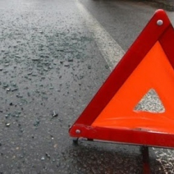 “Хонда Степвагон” унаасы жолдон чыгып кетип дубалды сүзүп, 2 адам жабыркады