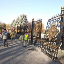 Ак үйдүн тосмолору алынууда