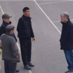 ЖАМК: Атамбаевдин абактагы сүрөтүн жарыялаган 2 соттолуучу жазаланды