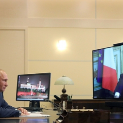 Путин менен Макрон видеочалуу аркылуу маек курушту