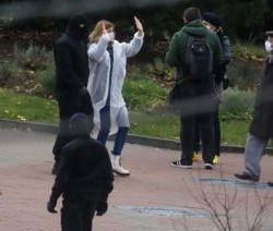 СҮРӨТ - Минскте митингге чыккан 36 медицина кызматкери камакка алынды