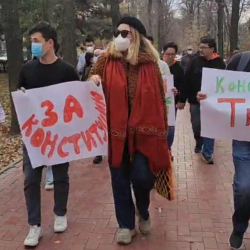 СҮРӨТ - Бишкекте Баш мыйзамды өзгөртүүгө каршы жүрүш болуп өттү