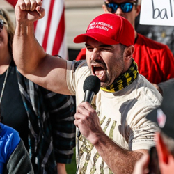 ВИДЕО - Айрымдары куралчан. Трамптын тарапташтары нааразычылык акциясына чыгышты