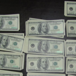 Өзбекстанда тинтүү маалында бажычынын үйүнөн 311 миң доллар табылды