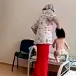 ВИДЕО - Орусияда кичинекей наристени чачтан алып керебетке ыргыткан медайым иштен куулду