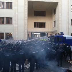 Тбилисиде полиция демонстранттарды суу бүркүп таратты