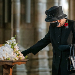 Улуу Британиянын канышасы Елизавета II коргонуу бет кабын кийип эл алдына биринчи жолу чыкты