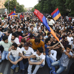 Ереванда  митингчилер премьер-министр Пашиняндын кызматтан кетишин талап кылышууда