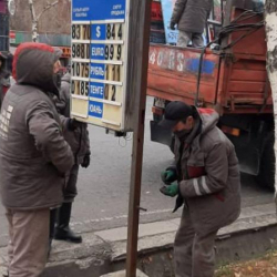 Бишкекте мыйзамсыз илинген жарнама такталары алынды