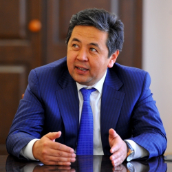 Максим Бакиевге тиешеси бар деп шектелип Тайырбек Сарпашевдин үйүнө тинтүү жүргүзүлдү