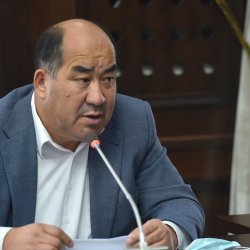 Мурдагы билим берүү жана илим министри Каныбек Исаков көз жумду