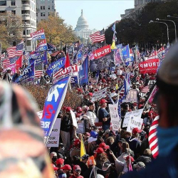 АКШ полициясы митинчилерди калемпир чачып таратты