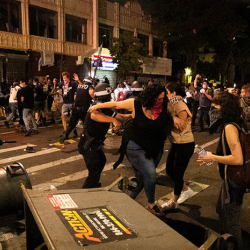 АКШда Трамп менен Джо Байдендин тарапташтарынын арасында бычакташуу болду