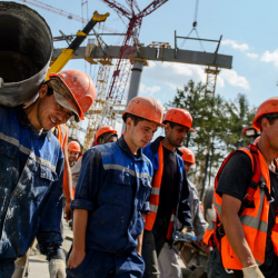 Орусия курулуш иштери үчүн мигранттардын кирүүсүнө уруксат берет