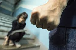 Россияда аялын кызганган эркек кызын сабап салган