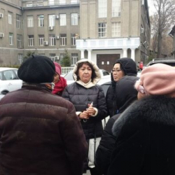 Атамбаевдин тарапташтары Жогорку соттун алдына чогулушту