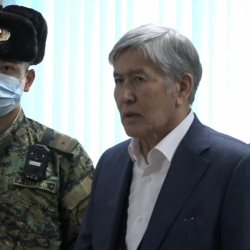 Атамбаев: «Акчаны Шадиевдин эсептеринде сактагыдай жинди белем»