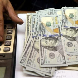 Третий день подряд продает Нацбанк валюту, чтобы остановить курс доллара