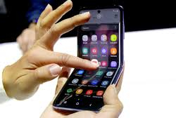 Samsung готовит недорогой смартфон с гибким экраном