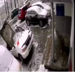 Бетон плитасы үйдүн чатырынан кулап, машинаны басып калды