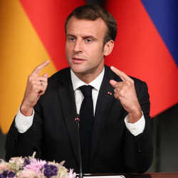 Макрон республикалык баалуулуктардын хартиясын кабыл алуу үчүн имамдарга 15 күн берди