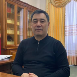 Садыр Жапаров: “Конституция 2010 года ограничила права граждан в пользу кучки людей или одного человека. Доказательством тому служат последние 10 лет нашей жизни, когда Кыргызстаном правили водители, телохранители”