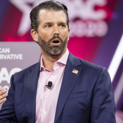 Дональд Трамптын уулу коронавирус жуктуруп алды