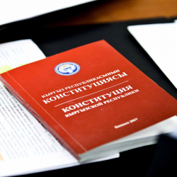 Садыр Жапаров жаңы Конституцияны кабыл алуу кийинкиге жылдырууга макул болду