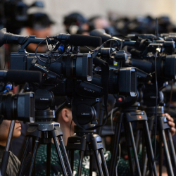 Медиа коомчулук: Журналисттерге жасалып жаткан онлайн чабуул өлкөдөгү демократияга доо кетирет
