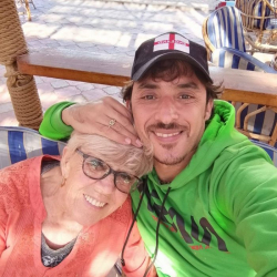 СҮРӨТ- 80 жаштагы  кемпир 35 жаштагы сүйүктүүсүнө турмушка чыкты