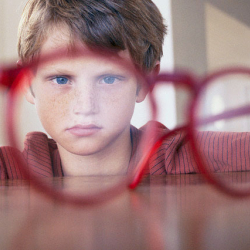 Кыргызстанда 7 жашка чейинки балдардын көз оорулары кескин көбөйдү