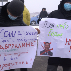 ФОТОРЕПОРТАЖ - У посольства США в Бишкеке прошёл митинг, требовали отставки посла Дональда Лу