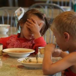 Алымкадыр Бейшеналиев Байтикте жапырт ууланган балдардан кабар алды