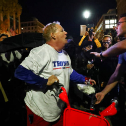 Трамптын тарапташтары тынчый элек. Вашингтондо болуп өткөн митингде ок атышуу болду