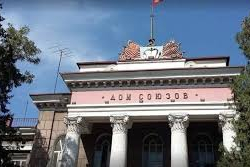 Профсоюздун имаратында Анархан Кыдыралиеваны белгисиз адамдар менен кармап отурушат