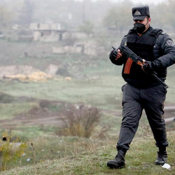 Өлүктөрдү мазактаган жоокерлер кармалды