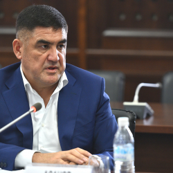 Эми Курсан Асанов өлкөнү кыдырып үгүт иштерин жүргүзөт