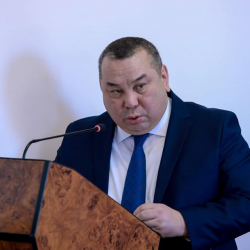 Шаардыктар Балбак Түлөбаевге эскертүү беришти
