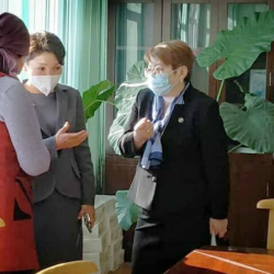 Эльвира Сурабалдиева зордуктоого туш болгон 14 жаштагы кыздын ата-энеси менен жолукту