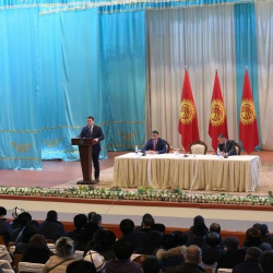 Маматов Ноокен районунун тургундары менен жолугушуу өткөрүүдө