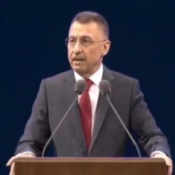 ВИДЕО - Түркиянын вице-президенти түз эфирде эс-учун жоготту